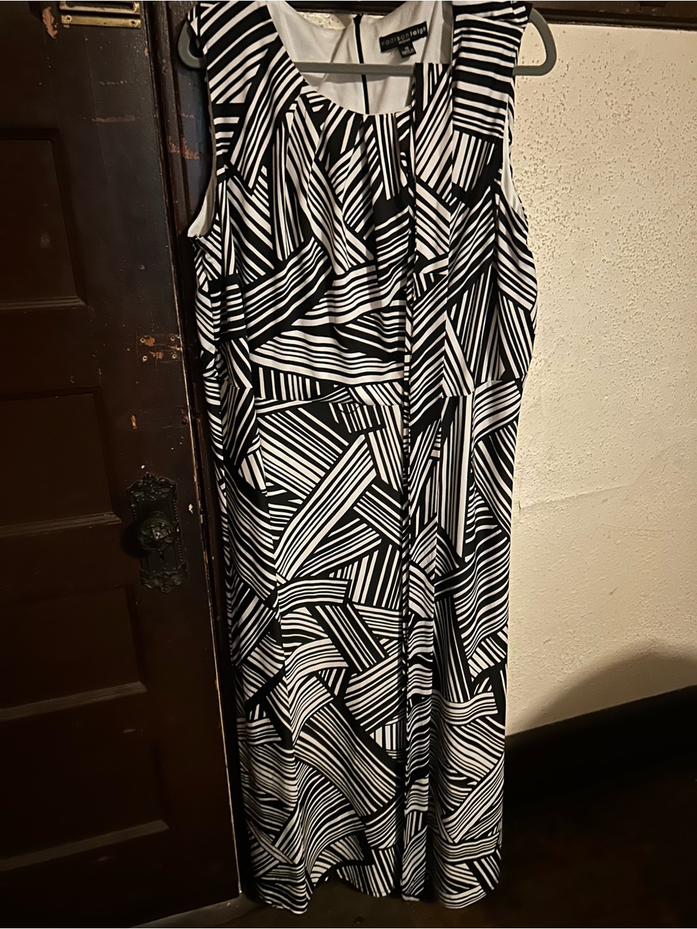 Women’s madison leigh Black and White Geometric Sleeveless Dress w/Belt